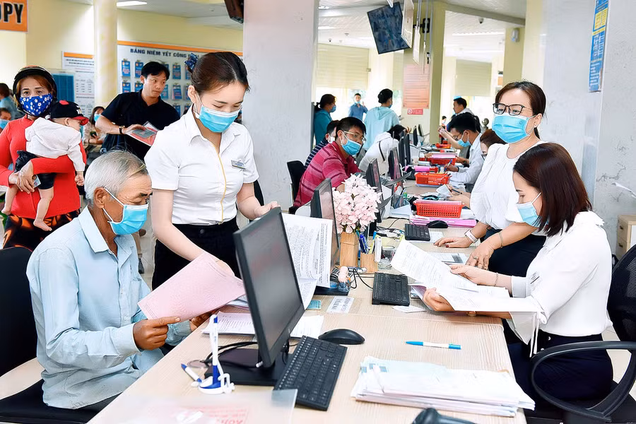 Người dân đối chiếu hồ sơ để làm các thủ tục chuyển nhượng đất. Ảnh: Đức Thụy