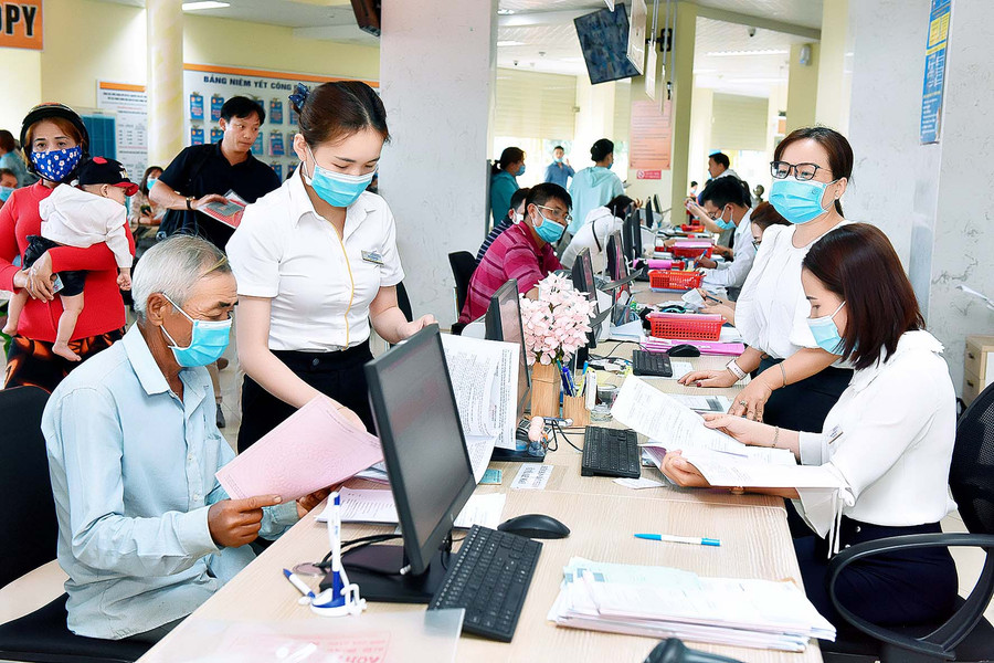 Người dân đối chiếu hồ sơ để làm các thủ tục chuyển nhượng đất. Ảnh: Đức Thụy