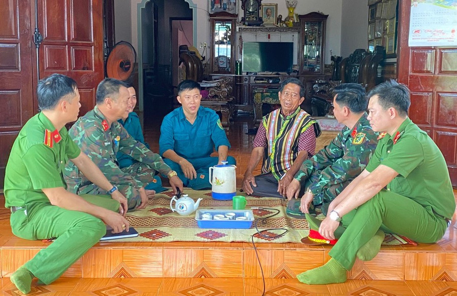 Ông Rơ Châm Tích (thứ 3 từ phải sang, làng Mook Đen 1, xã Ia Dom, huyện Đức Cơ) trò chuyện cùng các lực lượng chức năng trên địa bàn. Ảnh: P.D