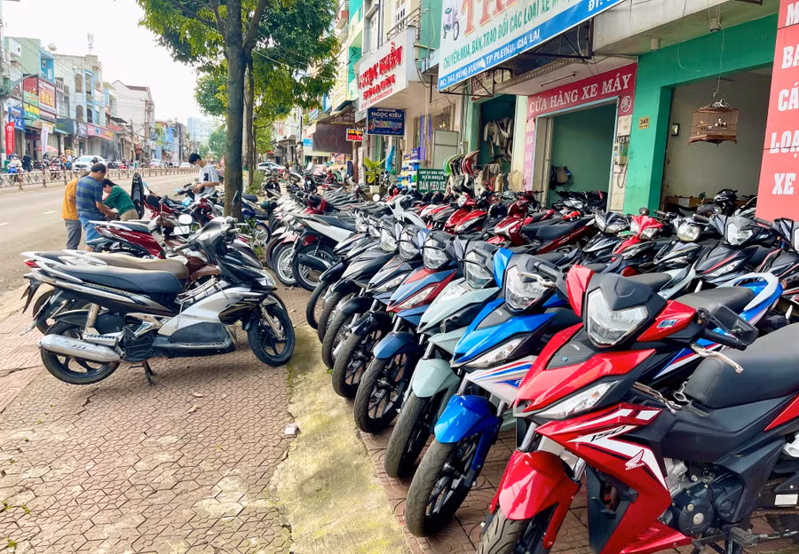 Mặc dù giảm giá rất nhiều nhưng thị trường xe máy cũ vẫn ế ẩm. Ảnh: V.T
