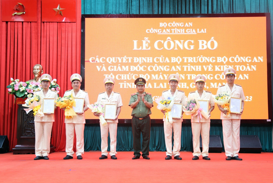 Thiếu tướng Rah Lan Lâm - Ủy viên BTV Tỉnh ủy, Bí thư Đảng ủy, Giám đốc Công an tỉnh trao quyết định, tặng hoa chúc mừng lãnh đạo Phòng Tham mưu. Ảnh: Nông Hòa Thiếu tướng Rah Lan Lâm - Ủy viên BTV Tỉnh ủy, Bí thư Đảng ủy, Giám đốc Công an tỉnh trao quyết định, tặng hoa chúc mừng lãnh đạo Phòng Tham mưu. Ảnh: Nông Hòa