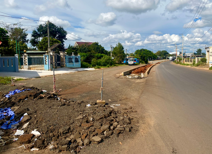 Dự án đường Nguyễn Chí Thanh (TP. Pleiku) chưa hoàn thành công tác giải phóng mặt bằng do chờ phê duyệt giá bồi thường. Ảnh: Hà Duy