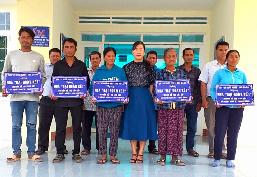 Đại diện lãnh đạo Ủy ban MTTQ Việt Nam huyện Krông Pa trao kinh phí hỗ trợ làm nhà “Đại đoàn kết” cho các hộ nghèo. Ảnh: Lê Đại Đại diện lãnh đạo Ủy ban MTTQ Việt Nam huyện Krông Pa trao kinh phí hỗ trợ làm nhà “Đại đoàn kết” cho các hộ nghèo. Ảnh: Lê Đại