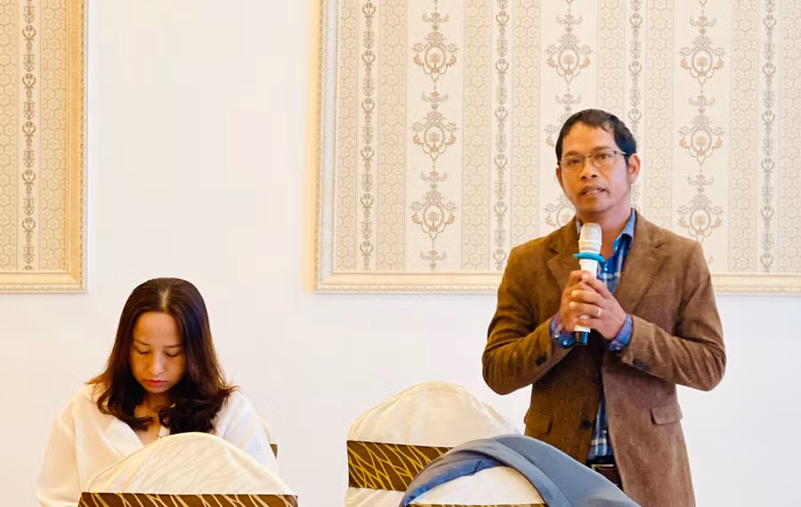 Anh Đinh Angưi-Giám đốc Công ty TNHH Dịch vụ Du lịch Angưi (xã Kông Lơng Khơng, huyện Kbang) nêu vướng mắc tại hội thảo. Ảnh: Trần Dung