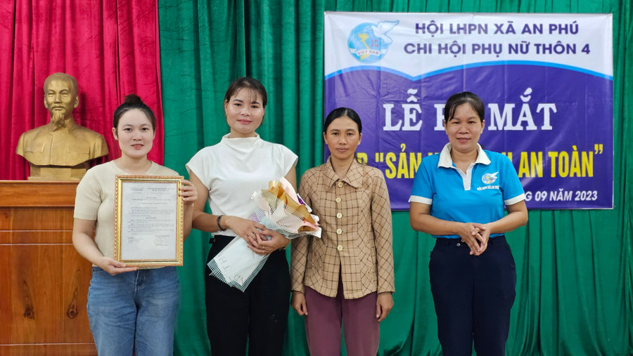 Trao quyết định thành lập câu lạc bộ &quot;sản xuất rau an toàn&quot; thôn 4, xã An Phú. Ảnh: Bá Bính
