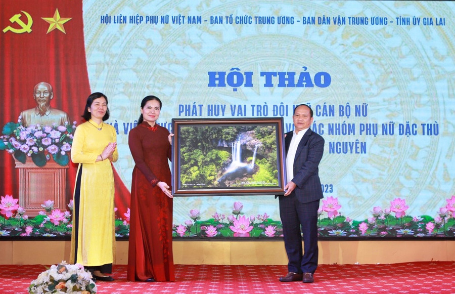 Phó Bí thư Tỉnh ủy Rah Lan Chung tặng quà lưu niệm cho Trung ương Hội LHPN Việt Nam. Ảnh: M.C