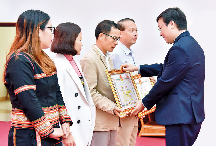 Phó Bí thư Tỉnh ủy, Chủ tịch UBND tỉnh Trương Hải Long tặng bằng khen cho các tập thể có thành tích xuất sắc trong tổ chức Ngày hội Đại đoàn kết toàn dân tộc giai đoạn 2003-2023. Ảnh: Đ.T Phó Bí thư Tỉnh ủy, Chủ tịch UBND tỉnh Trương Hải Long tặng bằng khen cho các tập thể có thành tích xuất sắc trong tổ chức Ngày hội Đại đoàn kết toàn dân tộc giai đoạn 2003-2023. Ảnh: Đ.T