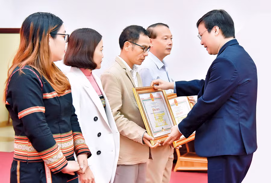 Phó Bí thư Tỉnh ủy, Chủ tịch UBND tỉnh Trương Hải Long tặng bằng khen cho các tập thể có thành tích xuất sắc trong tổ chức Ngày hội Đại đoàn kết toàn dân tộc giai đoạn 2003-2023. Ảnh: Đ.T