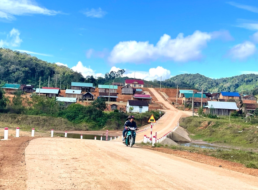 Dự án bố trí ổn định dân cư vùng thiên tai tại làng Kon Bông (xã Đak Rong, huyện Kbang) đã hỗ trợ đất ở, giúp hàng chục hộ dân thoát cảnh sống trong lụt lội. Ảnh: Minh Triều Dự án bố trí ổn định dân cư vùng thiên tai tại làng Kon Bông (xã Đak Rong, huyện Kbang) đã hỗ trợ đất ở, giúp hàng chục hộ dân thoát cảnh sống trong lụt lội. Ảnh: Minh Triều