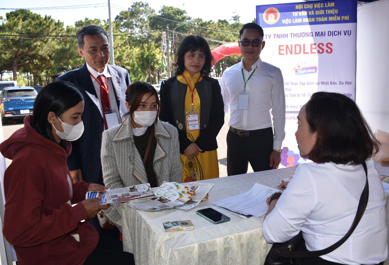 Nhiều lao động được doanh nghiệp tư vấn, tuyển dụng trực tiếp tại Hội chợ Việc làm tỉnh năm 2023. Ảnh: Đinh Yến