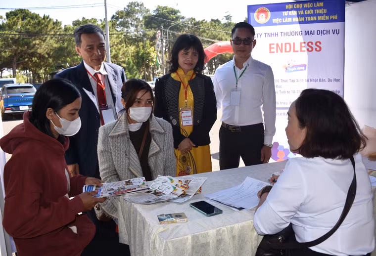 Nhiều lao động được doanh nghiệp tư vấn, tuyển dụng trực tiếp tại Hội chợ Việc làm tỉnh năm 2023. Ảnh: Đinh Yến