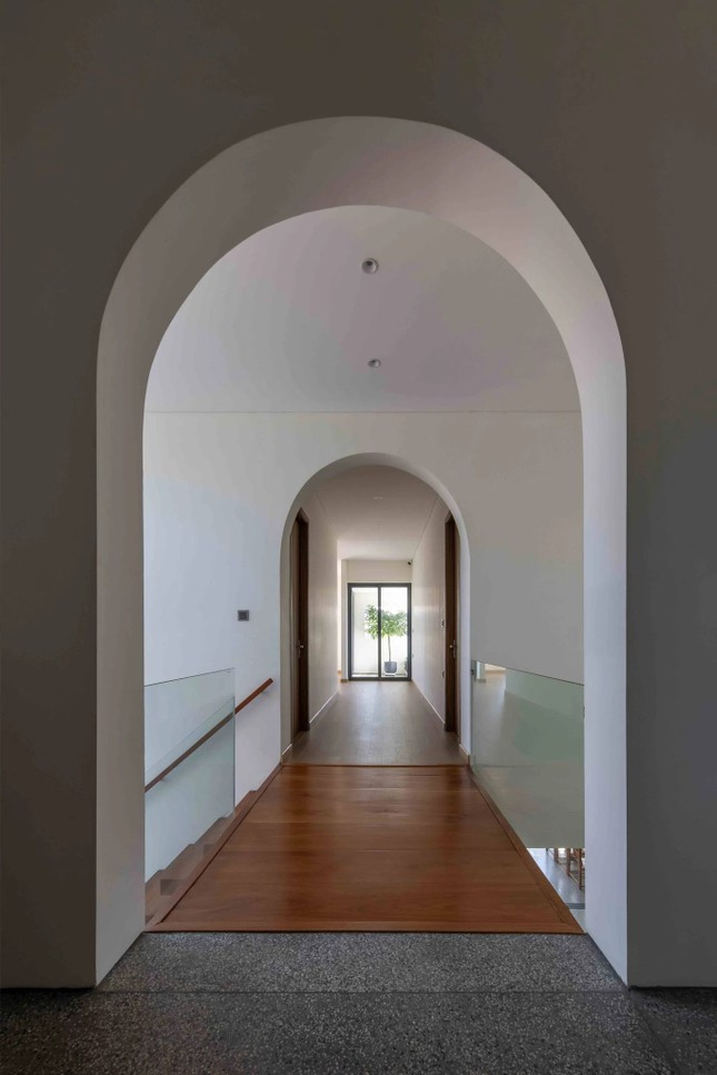 Hành lang sử dụng cổng vòm cách điệu tạo điểm nhấn. Hành lang sử dụng cổng vòm cách điệu tạo điểm nhấn.