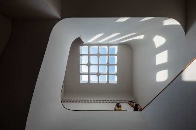 Những góc bo mềm mại thay thế cho những đường thẳng cứng nhắc của nhà ống bình thường. Những góc bo mềm mại thay thế cho những đường thẳng cứng nhắc của nhà ống bình thường.