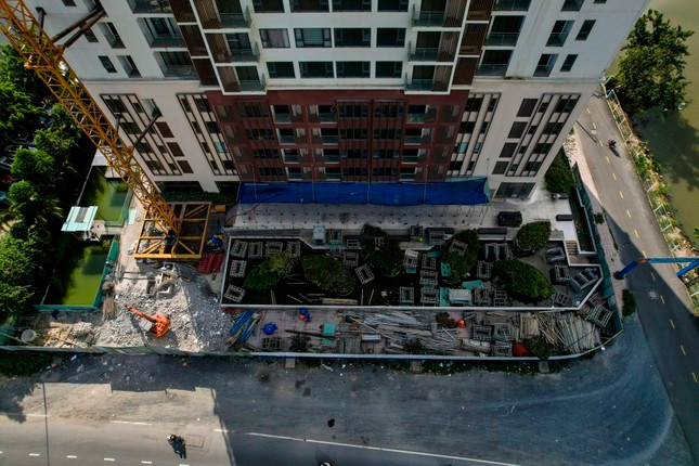 Theo quyết định xử phạt, chủ đầu tư tiếp tục thi công thêm sàn xây dựng tại tầng 23 với diện tích 1.163,12 m2; dàn lam trang trí với diện tích 510m2; sàn xây dựng tại cao độ +81,3 m, với diện tích 54,6 m2 và sàn xây dựng tại cao độ +86,8 m, với diện tích 155,82 m2. Tất cả có kết cấu bê tông cốt thép.