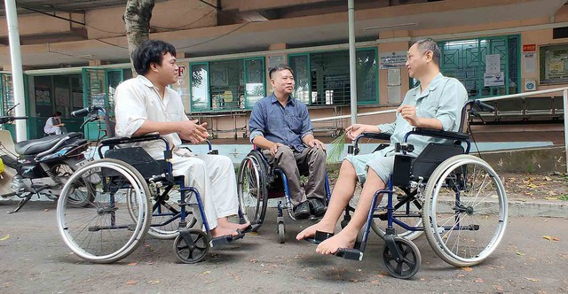 Sinh tồn hậu chấn thương tủy sống: Chắt chiu hạnh phúc - Ảnh 4. Sau giờ làm việc, anh Đặng Văn Trường (giữa) là tình nguyện viên tư vấn đồng đẳng cho bệnh nhân tổn thương tủy sống. Ảnh: NHƯ LỊCH