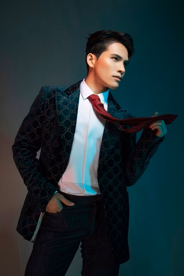 Quốc Thiên bày tỏ mong muốn định hướng mình theo phong cách một quý ông uyển chuyển, gai góc thay vì hình ảnh an toàn như trước để ghi dấu trong tâm trí khán giả. Ảnh: NVCC