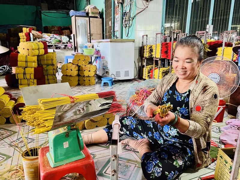 Nghề làm nhang đem lại cuộc sống ổn định và giúp người dân thêm gắn kết, hòa đồng. Nghề làm nhang đem lại cuộc sống ổn định và giúp người dân thêm gắn kết, hòa đồng.