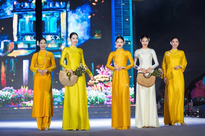 Hồng Diễm đẹp xuất thần với áo dài khi tái xuất sàn diễn ảnh 7 Hồng Diễm đẹp xuất thần với áo dài khi tái xuất sàn diễn ảnh 7