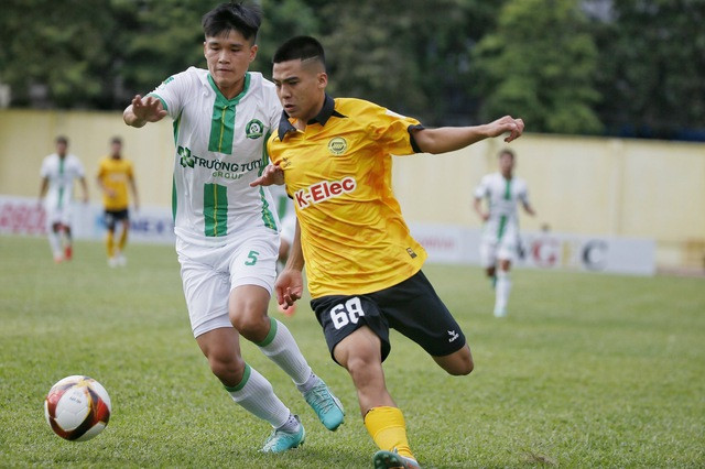 Pha tranh chấp giữa Nguyễn Đình Huyên (5, Trường Tươi Bình Phước) và Trần Gia Huy (68) của Hòa Bình FC. Ảnh: Minh Hoàng