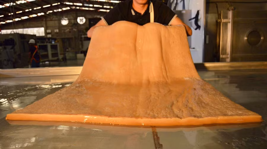 Quy trình xử lý vải không khác mấy quy trình làm da truyền thống nhưng ít khí thải ra môi trường hơn. Ảnh: CNN