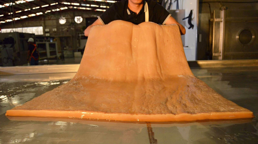 Quy trình xử lý vải không khác mấy quy trình làm da truyền thống nhưng ít khí thải ra môi trường hơn. Ảnh: CNN