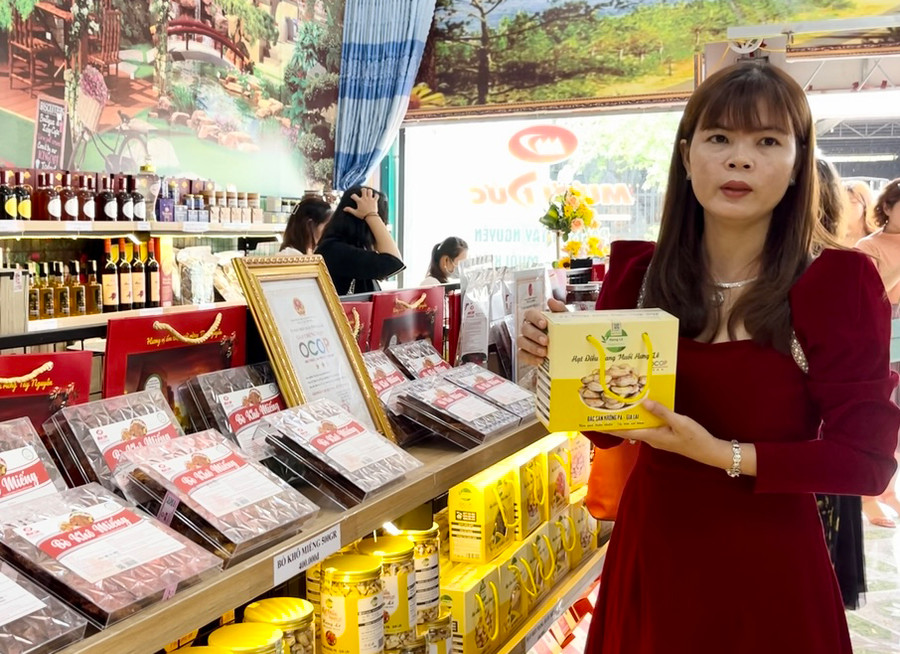 Các chủ thể sản xuất rất phấn khởi vì sản phẩm được giới thiệu, quảng bá tại nhiều điểm bán trên toàn tỉnh. Ảnh: V.T Các chủ thể sản xuất rất phấn khởi vì sản phẩm được giới thiệu, quảng bá tại nhiều điểm bán trên toàn tỉnh. Ảnh: V.T