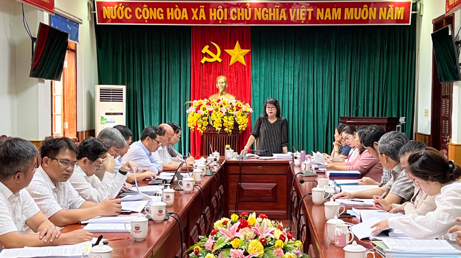 Buổi làm việc giữa đoàn giám sát của Ban Dân tộc HĐND tỉnh với UBND tỉnh và các sở, ban, ngành, đơn vị liên quan về “Việc thực hiện quy định của pháp luật về phát triển đội ngũ cán bộ, công chức, viên chức người DTTS trên địa bàn”. Ảnh: P.V