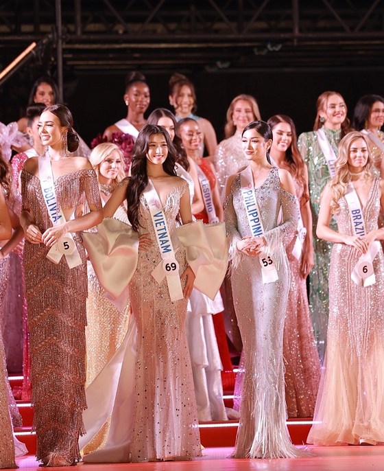 Phương Nhi trong phần thi trình diễn trang phục dạ hội Phương Nhi trong phần thi trình diễn trang phục dạ hội