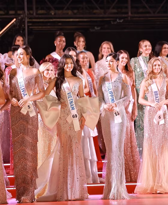 Phương Nhi trong phần thi trình diễn trang phục dạ hội