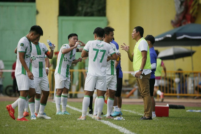 HLV Anh Đức chỉ đạo các học trò. Ảnh: Minh Tú