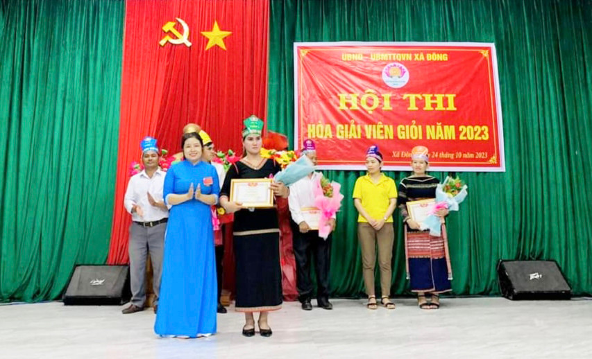 Ban tổ chức trao giải cho các đội có thành tích xuất sắc. Ảnh: My Ni Ban tổ chức trao giải cho các đội có thành tích xuất sắc. Ảnh: My Ni