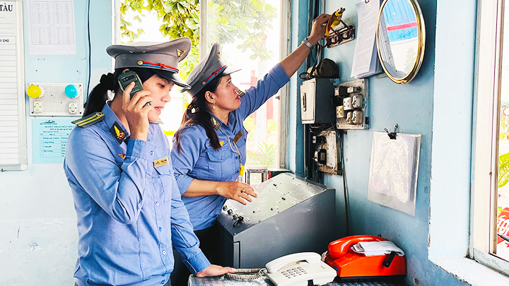 Bảo đảm an toàn cho mỗi chuyến tàu qua là niềm vui lớn nhất của mỗi nhân viên gác chắn. Bảo đảm an toàn cho mỗi chuyến tàu qua là niềm vui lớn nhất của mỗi nhân viên gác chắn.