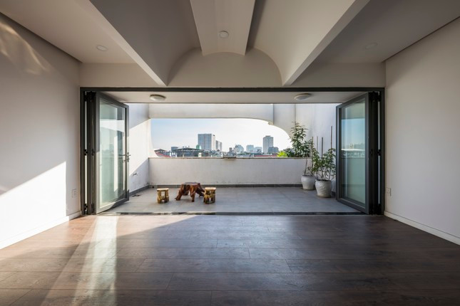 Không gian ngôi nhà thoáng đãng, đậm tính nghệ thuật. Không gian ngôi nhà thoáng đãng, đậm tính nghệ thuật.