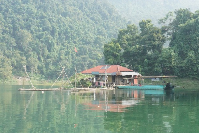 Trạm quản lí và bảo vệ rừng giữa mênh mang sóng nước Trạm quản lí và bảo vệ rừng giữa mênh mang sóng nước