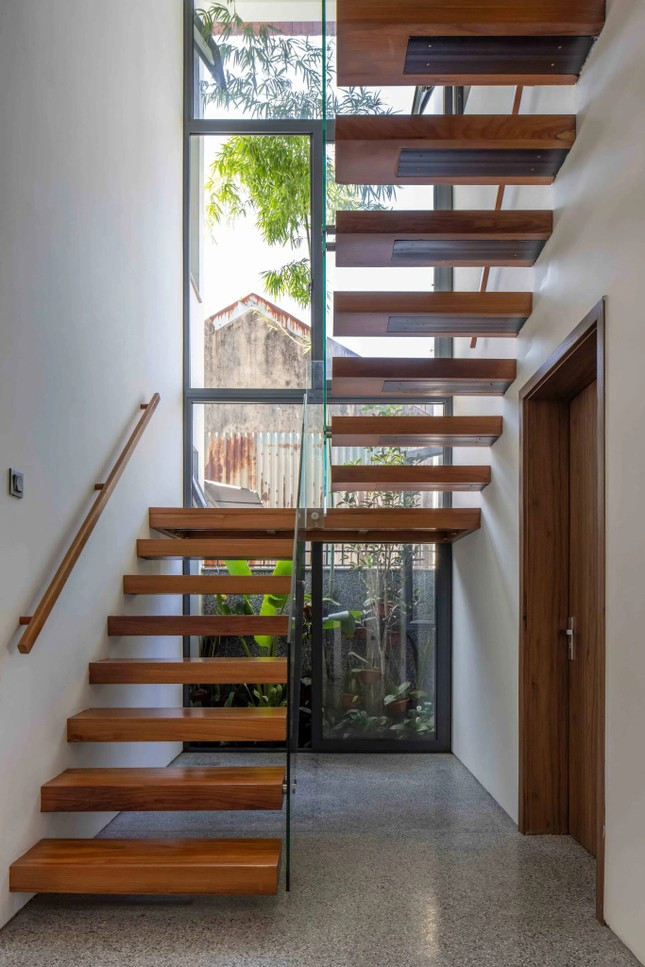 Lớp cửa kính đưa ánh sáng tự nhiên vào nhà. Lớp cửa kính đưa ánh sáng tự nhiên vào nhà.