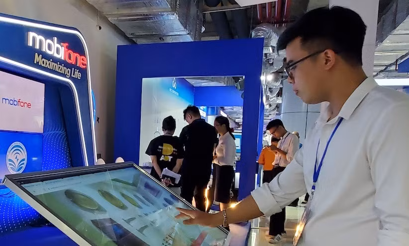 Khách tham quan trải nghiệm công nghệ tại gian hàng Mobifone. Khách tham quan trải nghiệm công nghệ tại gian hàng Mobifone.