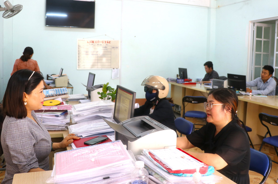 Hầu hết cán bộ, công chức, viên chức xã Phú An được cấp tài khoản thư điện tử công vụ để gửi, nhận văn bản, tài liệu phục vụ công việc chuyên môn. Ảnh: Ngọc Minh Hầu hết cán bộ, công chức, viên chức xã Phú An được cấp tài khoản thư điện tử công vụ để gửi, nhận văn bản, tài liệu phục vụ công việc chuyên môn. Ảnh: Ngọc Minh