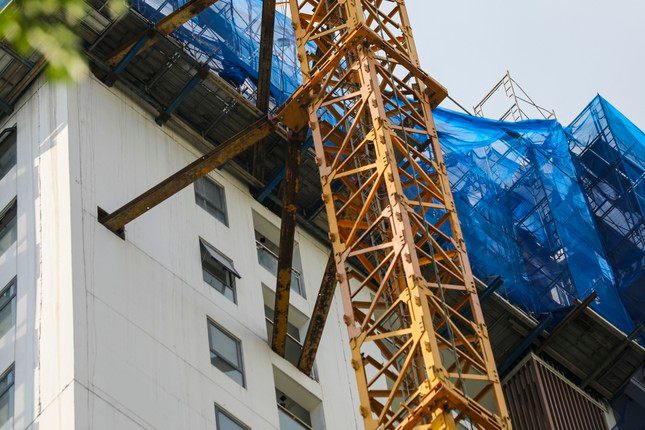 Tuy nhiên, gần 6 tháng sau, không những không xuất trình được giấy phép xây dựng điều chỉnh mà chủ đầu tư còn tiếp tục thực hiện hành vi phạm. Phát sinh vi phạm trái phép thêm gần 1.900 m2. Do đó, Sở Xây dựng đã tham mưu UBND TPHCM ban hành quyết định xử phạt hành chính số 1676/QĐ-XPVPHC với số tiền 325 triệu đồng. Lý do, chủ đầu tư tiếp tục thực hiện hành vi vi phạm sau khi thanh tra Sở Xây dựng lập biên bản.