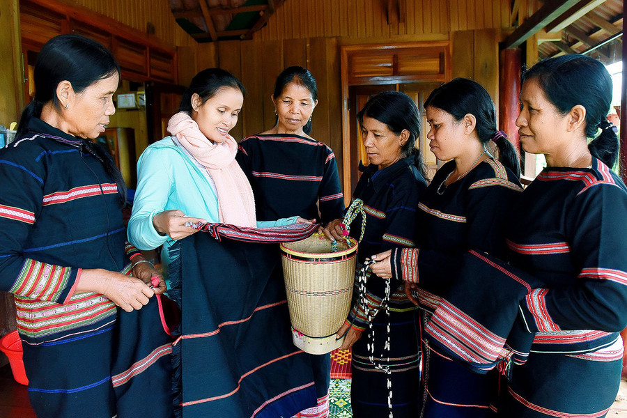 Đội ngũ cán bộ, công chức người dân tộc thiểu số ngày càng được trẻ hóa, tăng dần tỷ lệ nữ. Ảnh: Đức Thụy Đội ngũ cán bộ, công chức người dân tộc thiểu số ngày càng được trẻ hóa, tăng dần tỷ lệ nữ. Ảnh: Đức Thụy