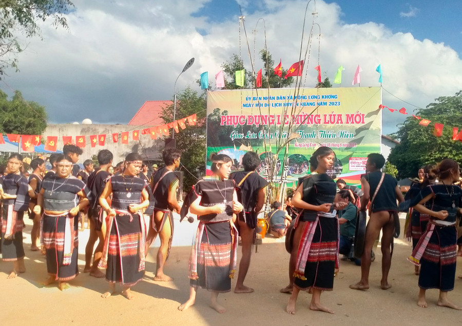 Làng Mơ Hra (xã Kông Lơng Khơng) thường xuyên duy trì các hoạt động văn hóa truyền thống của người Bahnar, thu hút đông đảo người dân và du khách tham quan, trải nghiệm. Ảnh: Minh Ngân