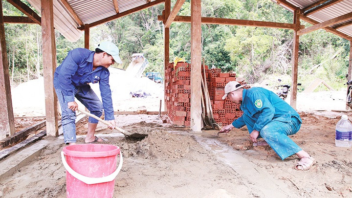 Cán bộ xã giúp dân thôn 6, xã Phước Lộc, Phước Sơn dựng lại nhà mới. Ảnh: TC Cán bộ xã giúp dân thôn 6, xã Phước Lộc, Phước Sơn dựng lại nhà mới. Ảnh: TC