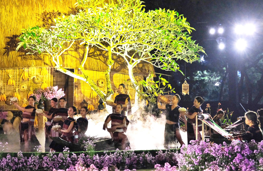 Sắc màu thổ cẩm thăng hoa trên sân khấu. Ảnh: Hoàng Ngọc Sắc màu thổ cẩm thăng hoa trên sân khấu. Ảnh: Hoàng Ngọc