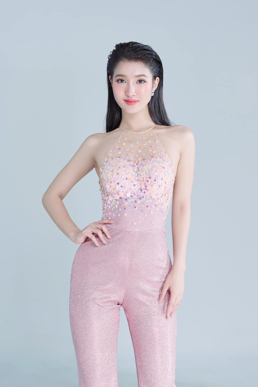 Những đối thủ 'nặng ký' của Phương Nhi tại Hoa hậu Quốc tế 2023 - Ảnh 2. Á hậu 2 Hoa hậu Thế giới Việt Nam 2022 lựa chọn trang phục Ngọc Phương Đông của nhà thiết kế Phạm Đăng Anh Thư để trình diễn trên sân khấu trong đêm chung kết. Trước đó, trong quá trình tham gia cuộc thi, Phương Nhi còn được trao chứng nhận Miss Visit Japan Tourism Ambassador và xuất hiện trên truyền hình Nhật Bản. Ảnh: FBNV