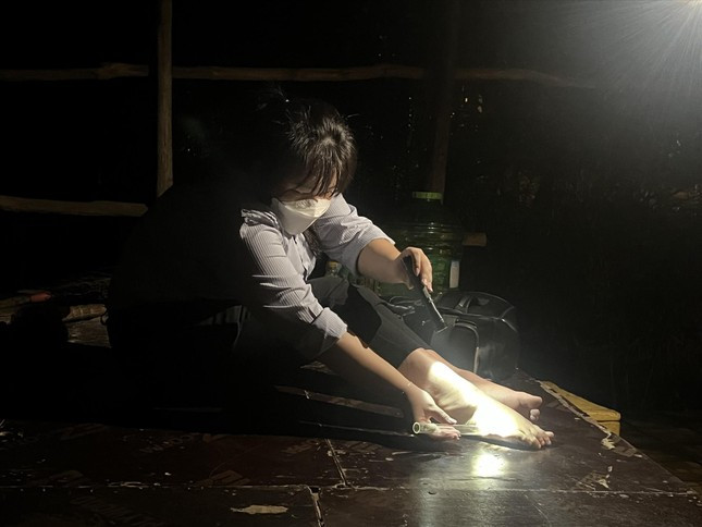 Các nhân viên y tế đưa đôi chân trần làm “mồi” câu muỗi Các nhân viên y tế đưa đôi chân trần làm “mồi” câu muỗi