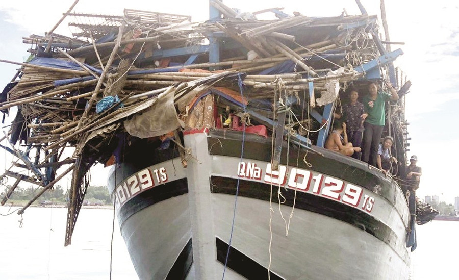 Tàu QNa-90129 sau khi bị tàu hàng đâm va vào năm 2020. Ảnh: T.C