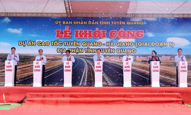 Các lãnh đạo bấm nút khởi công Tuyến Cao tốc Tuyên Quang-Hà Giang (giai đoạn 1) trên địa phận tỉnh Tuyên Quang. Ảnh: An Đăng/TTXVN