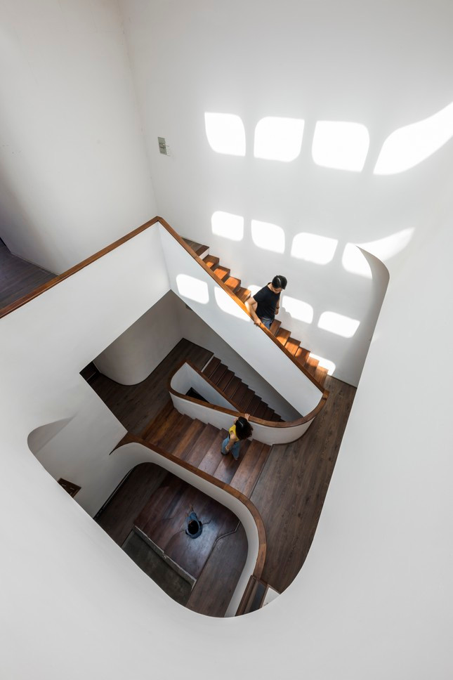 Bậc cầu thang chuyển tiếp giữa các tầng. Bậc cầu thang chuyển tiếp giữa các tầng.