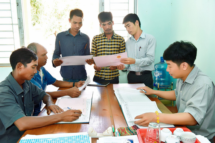 Đội ngũ cán bộ, công chức người DTTS phải liên tục được đào tạo, bồi dưỡng nâng cao trình độ chuyên môn, kỹ năng nghiệp vụ đáp ứng công việc. Ảnh: Đức Thụy