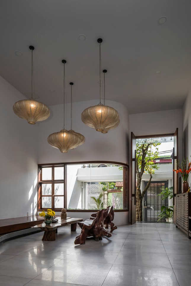 Đèn lồng kết hợp tấm phản gỗ và bộ bàn ghế gốc cây, tạo nên sự hoài niệm. Đèn lồng kết hợp tấm phản gỗ và bộ bàn ghế gốc cây, tạo nên sự hoài niệm.