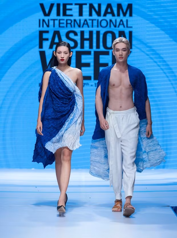 Hai thiết kế trong bộ sưu tập của Vũ Việt Hà. Ảnh: Mai Mai/Vietnam+
